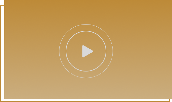 Botón circular de reproducción con doble anillo blanco sobre un fondo mostaza degradado, diseñado para invitar a ver el video institucional del Colegio del Alma.